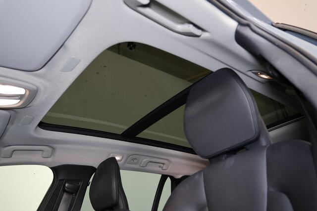 Volvo V60 T6 Recharge AWD Plus Dark - Panorama/schuifdak - IntelliSafe Assist & Surround - 360º Camera - Verwarmde voorstoelen, stuur & achterbank - Parkeersensoren voor & achter - Elektr. bedienb. voorstoelen met geheugen - High Performance audio - Extra getint glas - 18' LMV
