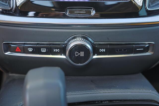 Volvo V60 T6 Recharge AWD Plus Dark - Panorama/schuifdak - IntelliSafe Assist & Surround - 360º Camera - Verwarmde voorstoelen, stuur & achterbank - Parkeersensoren voor & achter - Elektr. bedienb. voorstoelen met geheugen - High Performance audio - Extra getint glas - 18' LMV