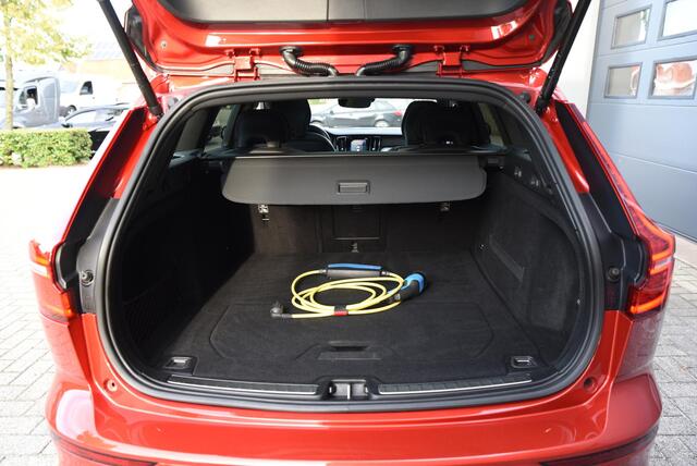 Volvo V60 2.0 T6 Twin Engine AWD R-Design PANO - TREKHAAK - HEAD UP