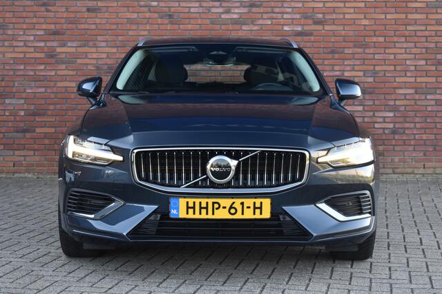 Volvo V60 T6 350PK Plug-in hybrid AWD Essential Bright | Moritz leder | 19 inch | All-season banden | Trekhaak