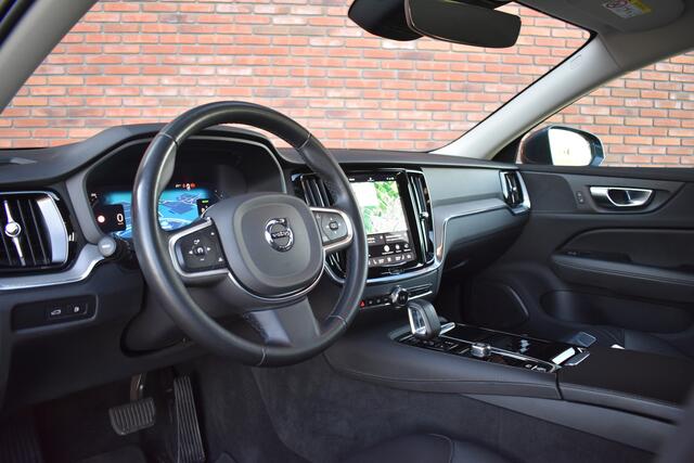 Volvo V60 T6 350PK Plug-in hybrid AWD Essential Bright | Moritz leder | 19 inch | All-season banden | Trekhaak