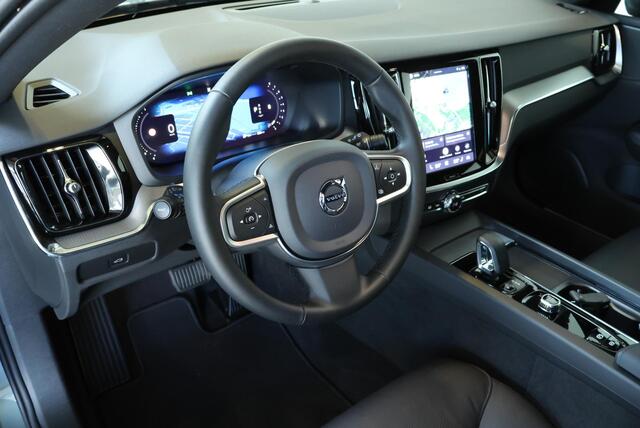 Volvo V60 B4 Essential Edition | Lederen bekleding | Parkeercamera | Parkeersensoren voor + achter | Google infotainment | Climate Control | Cruise Control | Zwarte hemelbekleding |