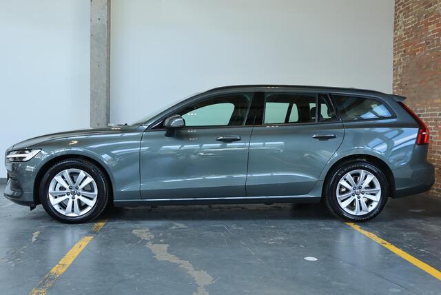 Volvo V60 B4 Essential Edition | Lederen bekleding | Parkeercamera | Parkeersensoren voor + achter | Google infotainment | Climate Control | Cruise Control | Zwarte hemelbekleding |