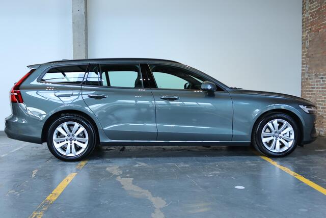 Volvo V60 B4 Essential Edition | Lederen bekleding | Parkeercamera | Parkeersensoren voor + achter | Google infotainment | Climate Control | Cruise Control | Zwarte hemelbekleding |