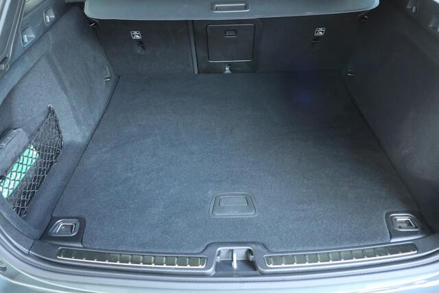 Volvo V60 B4 Essential Edition | Lederen bekleding | Parkeercamera | Parkeersensoren voor + achter | Google infotainment | Climate Control | Cruise Control | Zwarte hemelbekleding |