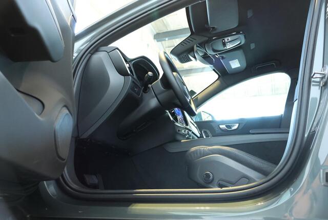 Volvo V60 B4 Essential Edition | Lederen bekleding | Parkeercamera | Parkeersensoren voor + achter | Google infotainment | Climate Control | Cruise Control | Zwarte hemelbekleding |