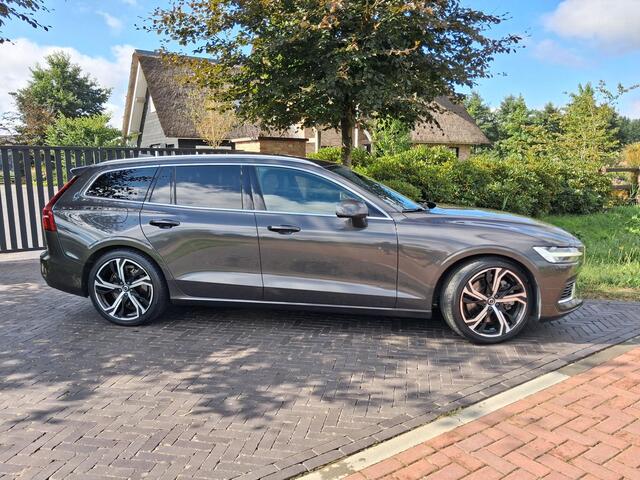 Volvo V60 2.0 T8 Plug-in hybrid AWD Ultimate Bright | Panoramadak | Trekhaak | Harman Kardon | NL-Auto | 455PK |