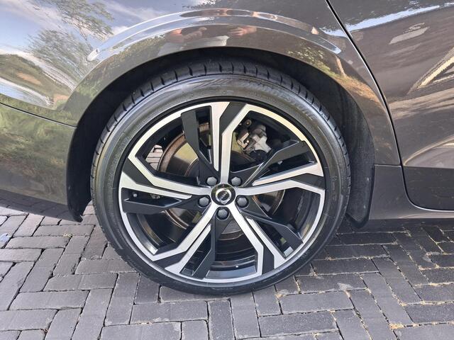 Volvo V60 2.0 T8 Plug-in hybrid AWD Ultimate Bright | Panoramadak | Trekhaak | Harman Kardon | NL-Auto | 455PK |