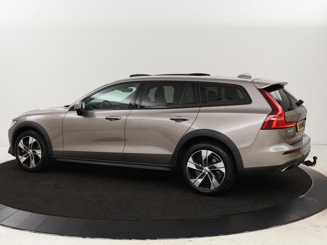 Volvo V60 CROSS COUNTRY 2.0 B5 AWD Pro | Panoramadak | Head-Up | Leder | Stoelverwarming | Trekhaak | Adaptive cruise | Carplay | Navigatie | Keyless | Harman/Kardon