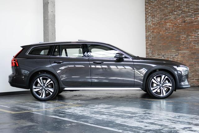 Volvo V60 CROSS COUNTRY B5 AWD Plus | Adaptive cruise control | Blond lederen bekleding | 360° Parkeercamera | BLIS | Parkeerverwarming | Harman Kardon premium audio | Stoel en stuurwiel verwarming | Parkeersensoren voor + achter | Panoramadak