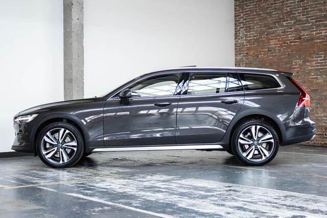 Volvo V60 CROSS COUNTRY B5 AWD Plus | Adaptive cruise control | Blond lederen bekleding | 360° Parkeercamera | BLIS | Parkeerverwarming | Harman Kardon premium audio | Stoel en stuurwiel verwarming | Parkeersensoren voor + achter | Panoramadak