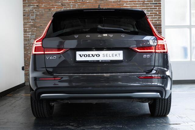 Volvo V60 CROSS COUNTRY B5 AWD Plus | Adaptive cruise control | Blond lederen bekleding | 360° Parkeercamera | BLIS | Parkeerverwarming | Harman Kardon premium audio | Stoel en stuurwiel verwarming | Parkeersensoren voor + achter | Panoramadak