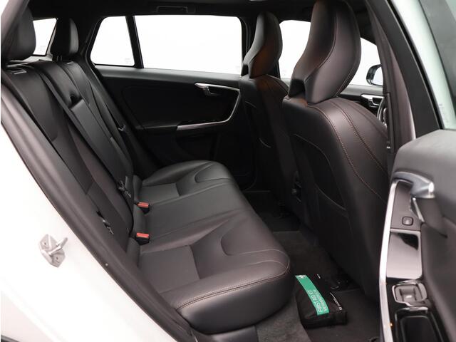 Volvo V60 CROSS COUNTRY 2.0 T5 Polar+ / Lederen bekleding / Schuif-kantel dak / Standkachel / Elektrisch bedienbare voorstoelen / Trekhaak / Cruise controle / Parkeercamera achter /