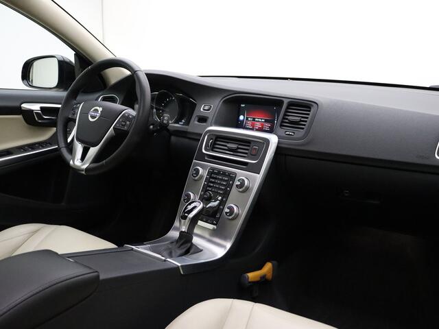 Volvo V60 CROSS COUNTRY T5 245pk AWD Summum / Adaptieve cruise control / Elektrisch verstelbare stoelen / Trekhaak / Panorama dak / BLIS /