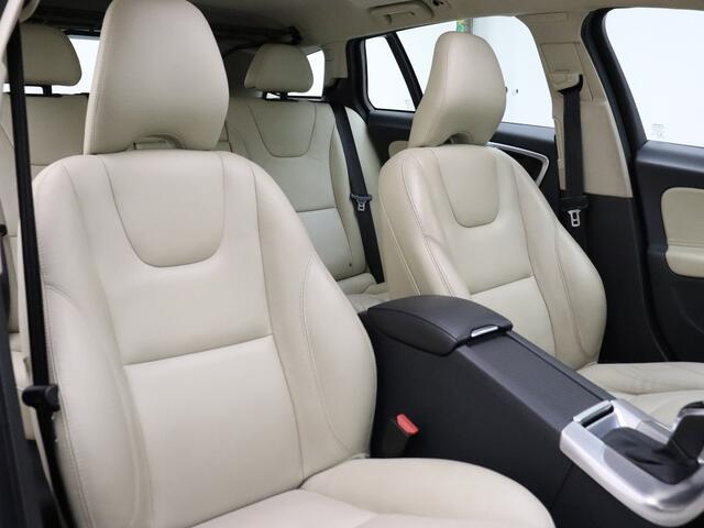 Volvo V60 CROSS COUNTRY T5 245pk AWD Summum / Adaptieve cruise control / Elektrisch verstelbare stoelen / Trekhaak / Panorama dak / BLIS /