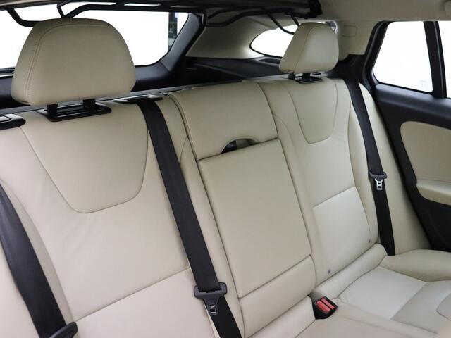 Volvo V60 CROSS COUNTRY T5 245pk AWD Summum / Adaptieve cruise control / Elektrisch verstelbare stoelen / Trekhaak / Panorama dak / BLIS /