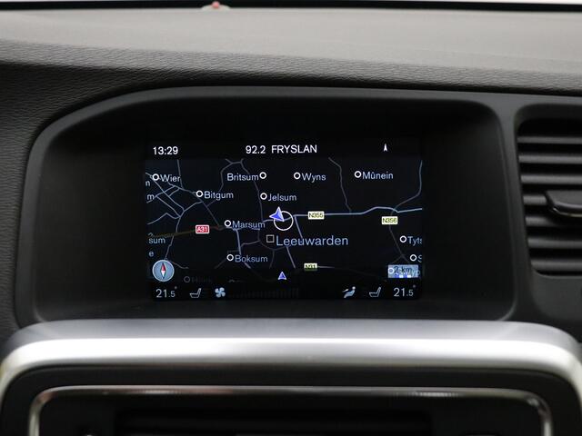 Volvo V60 CROSS COUNTRY T5 245pk AWD Summum / Adaptieve cruise control / Elektrisch verstelbare stoelen / Trekhaak / Panorama dak / BLIS /