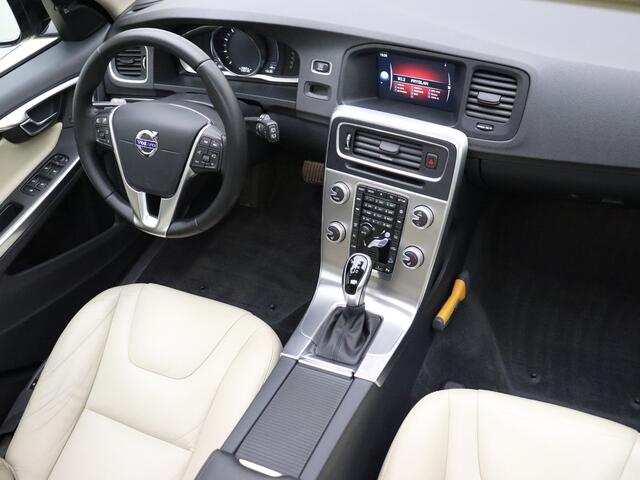 Volvo V60 CROSS COUNTRY T5 245pk AWD Summum / Adaptieve cruise control / Elektrisch verstelbare stoelen / Trekhaak / Panorama dak / BLIS /