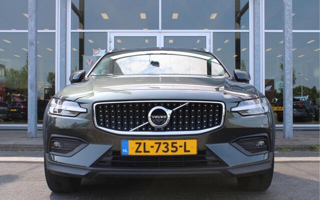 Volvo V60 CROSS COUNTRY D4 Automaat AWD Intro Edition | Trekhaak | Blis| Schuif/kanteldak | 360 Camera | Head-Up