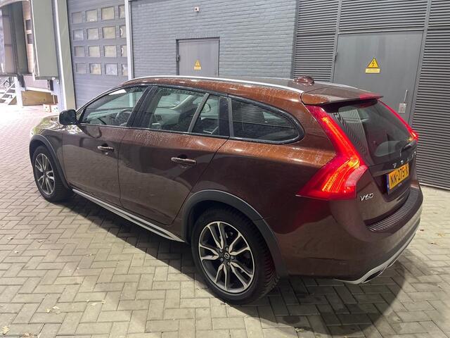 Volvo V60 CROSS COUNTRY T5 AWD Momentum | Automaat | Afn. Trekhaak | Stoelverwarming | Cruise Control | 18 Inch