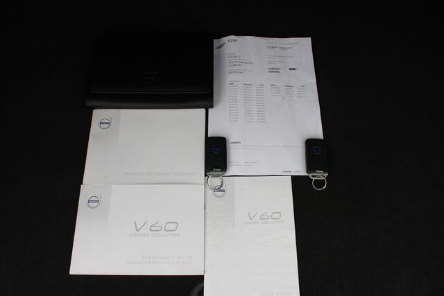 Volvo V60 CROSS COUNTRY D4 Nordic+ | Org. NL | Afn. Trekhaak | Verw. Voorstoelen | Verw. Voorruit | Standkachel