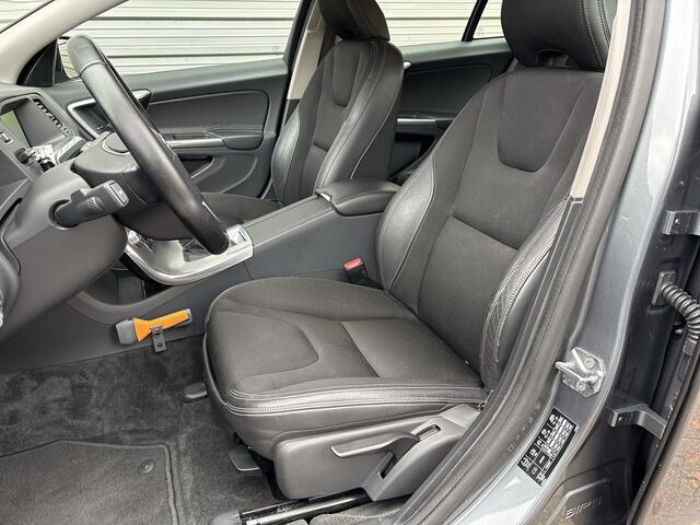 Volvo V60 CROSS COUNTRY 2.0 D3 Momentum / bi-xenon koplampen / Trekhaak / Verwarmbare voorruit /