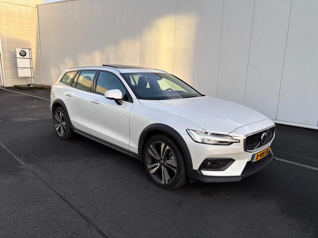 Volvo V60 CROSS COUNTRY 2.0 B5 AWD Ultimate | Bowers & Wilkins audio | Voorstoelen met massagefunctie | 20" | Stoel-/Stuurverwarming | Trekhaak | Gelamineerd glas | 360 Camera | Standkachel | Keyless Entry | Dodehoekdetectie | Google | Volvo On Call | Carplay |