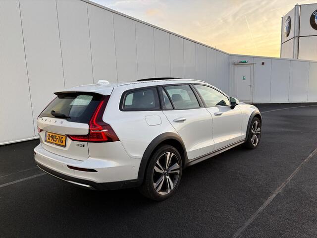 Volvo V60 CROSS COUNTRY 2.0 B5 AWD Ultimate | Bowers & Wilkins audio | Voorstoelen met massagefunctie | 20" | Stoel-/Stuurverwarming | Trekhaak | Gelamineerd glas | 360 Camera | Standkachel | Keyless Entry | Dodehoekdetectie | Google | Volvo On Call | Carplay |