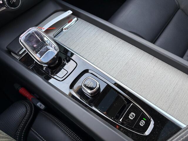 Volvo V60 CROSS COUNTRY 2.0 B5 AWD Ultimate | Bowers & Wilkins audio | Voorstoelen met massagefunctie | 20" | Stoel-/Stuurverwarming | Trekhaak | Gelamineerd glas | 360 Camera | Standkachel | Keyless Entry | Dodehoekdetectie | Google | Volvo On Call | Carplay |