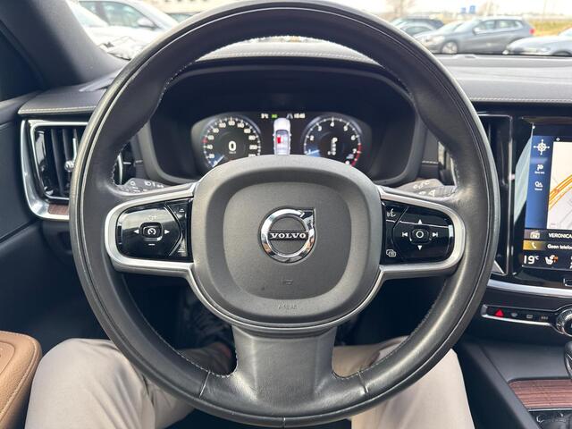 Volvo V60 CROSS COUNTRY 2.0 T5 AWD Pro | Panoramadak | Head Up Display | Adaptieve Cruise Control | Dode Hoek Detectie | Standkachel |