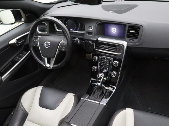 Volvo V60 CROSS COUNTRY T5 245pk Automaat Polar+ / 19'' Bor / Schuif-/kanteldak / El. Stoelen / Dubbel glas / Afn. Trekhaak / Kinderzitjes / H&K Audio / Keyless / Stoel + stuurw. verwarming / PDC + CAM / ACC / BLIS /