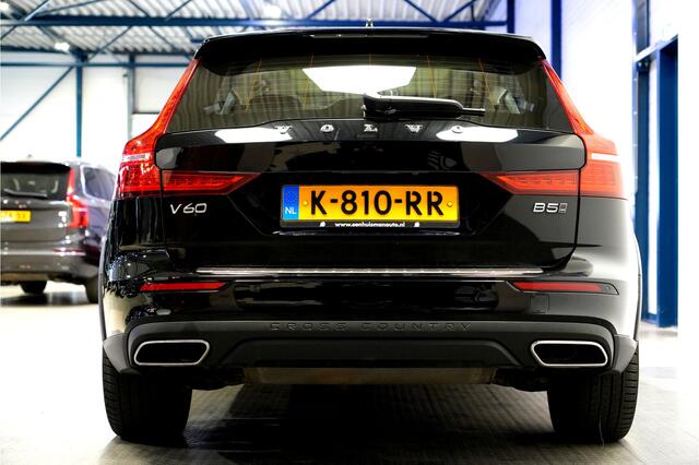 Volvo V60 CROSS COUNTRY 2.0 B5 AWD 185kW/250pk Aut8 Ultimate BOWERS&WILKINS + PANORAMADAK + ADAPT.CRUISE + HEAD-UP + STOELMASSAGE + EL.TREKHAAK + STOELVERWARMING&-KOELING + 360 CAMERA + BLIS + KEYLESS ENTRY&GO + LANE ASSIST + PARKSENSOREN V&A + 19" LM-VELGEN!!