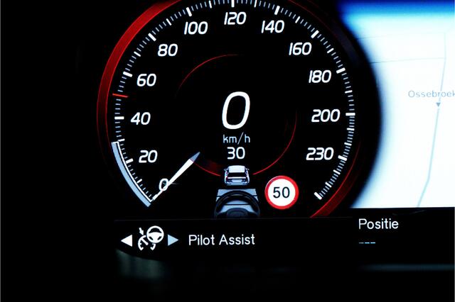 Volvo V60 CROSS COUNTRY 2.0 B5 AWD 185kW/250pk Aut8 Ultimate BOWERS&WILKINS + PANORAMADAK + ADAPT.CRUISE + HEAD-UP + STOELMASSAGE + EL.TREKHAAK + STOELVERWARMING&-KOELING + 360 CAMERA + BLIS + KEYLESS ENTRY&GO + LANE ASSIST + PARKSENSOREN V&A + 19" LM-VELGEN!!