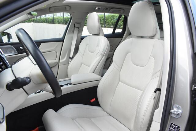 Volvo V60 CROSS COUNTRY B5 250PK Automaat AWD Pro / Adaptive Cruise Control / Bowers & Wilkins / 360 Graden Camera / Elektrisch glazen schuif-kanteldak / Head-up Display / Nappa leer met stoelventilatie / Massagefunctie voorstoelen / Elektrisch verstelbare stoelen met geheugen /