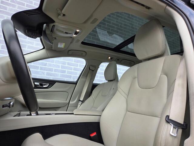 Volvo V60 CROSS COUNTRY 2.0 T5 AWD Pro | Trekhaak | Panoramadak | Head-up Display | Harman Kardon Audio | Parkeerverwarming | 360 Graden Camera | Parkeersensoren | Stoelverwarming voor en achter | Elektrisch Verstelbare Voorstoelen | Cruise Control Adaptief | BLIS