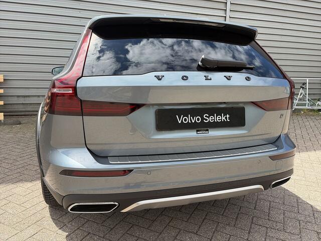 Volvo V60 CROSS COUNTRY B5 AWD / 19" Velgen / Stoel massage / Stoel ventilatie + verwarming / Black pack /