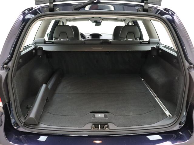 Volvo V70 D4 Automaat Polar+ / Nivomat / Open dak / Lederen bekleding / Stoel verwarming / Elektrisch verstelbare stoelen / Trekhaak /