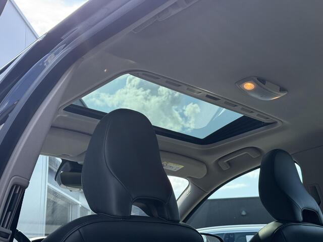 Volvo V70 T4 Polar+ Automaat | Lederen bekleding | Stoelverwarming | Elektrische stoelverstelling met geheugen | Standkachel | Volvo On Call | 17 inch LM velgen | Elektrisch schuif-kanteldak
