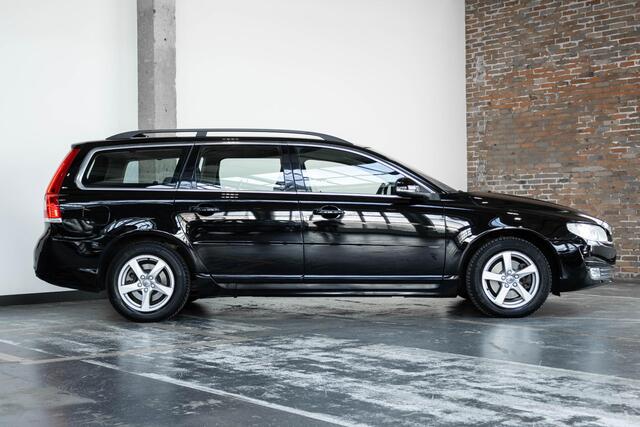Volvo V70 D3 Polar+ | Dealer onderhouden | Harman Kardon premium audio | Stoelverwarming | Parkeerverwarming | BI-Xenon verlichting | Keyless entree | Volvo on Call | Gelamineerde zijruiten | Trekhaak |