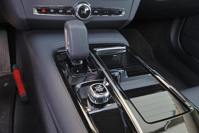 Volvo V90 T6 Recharge AWD Ultra Dark - Panorama/schuifdak - IntelliSafe Assist & Surround - 360º Camera - Harman/Kardon audio - Adaptieve LED koplampen - Verwarmde voorstoelen, stuur & achterbank - Parkeersensoren voor & achter - Elektr. bedienb. voorstoelen met ge