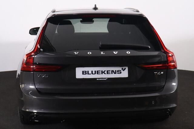 Volvo V90 T6 Recharge AWD Plus Dark - LONG RANGE - IntelliSafe Assist & Surround - 360º Camera - Harman/Kardon audio - Adaptieve LED koplampen - Verwarmde voorstoelen, stuur & achterbank - Parkeersensoren voor & achter - Elektr. bedienb. voorstoelen met geheugen -