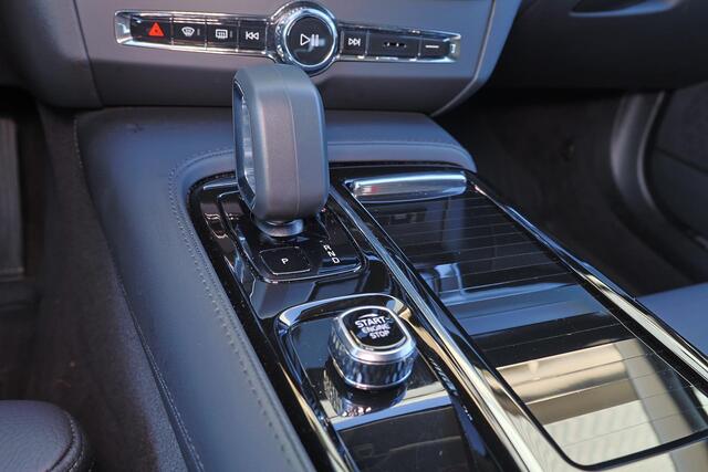 Volvo V90 T6 Recharge AWD Plus Dark - IntelliSafe Assist & Surround - 360º Camera - Harman/Kardon audio - Adaptieve LED koplampen - Verwarmde voorstoelen, stuur & achterbank - Parkeersensoren voor & achter - Elektr. bedienb. voorstoelen met geheugen - Extra getint