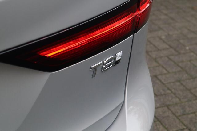 Volvo V90 2.0 T8 Plug-in hybrid AWD Ultra Dark | Head-up Display| Gelaagde zijruiten| 360* Camera| Semi-elektrisch inklapbare trekhaak|