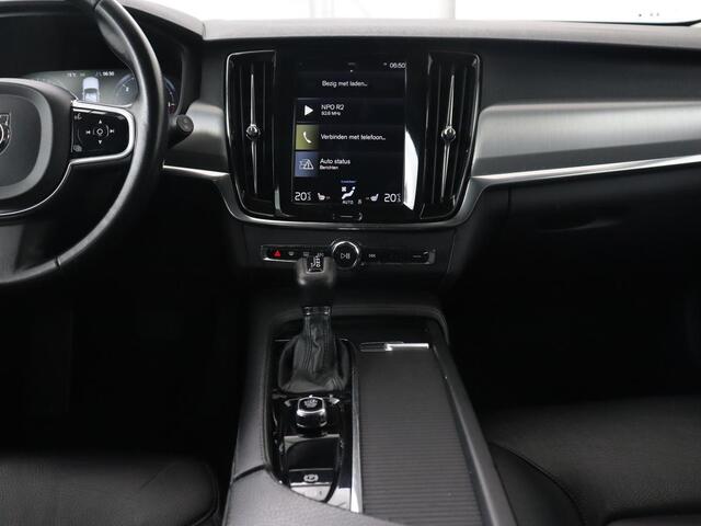 Volvo V90 2.0 D3 Momentum | Leder | Trekhaak | Stoelverwarming | Adaptive cruise | Carplay | Navigatie | Digital Cockpit | Full LED | Parkeerhulp | Climate control