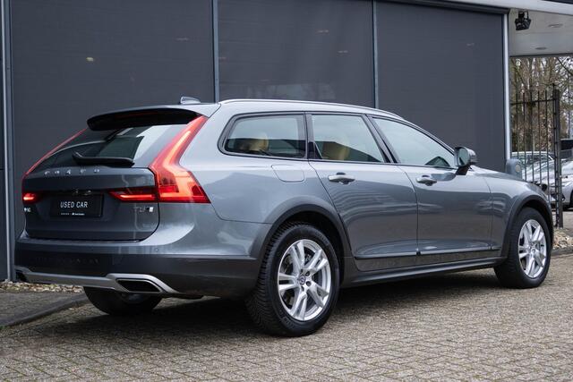 Volvo V90 Cross Country 2.0 T5 AWD Panoramisch schuif-kantel dak | Polestar Engineered Optimalisatie | Klasse III Alarm | Verwarmbare voorstoelen | Parkeerverwarming | Achterbank en Stuurwiel verwarming | Grafisch Head-Up-Display | Parkeer Camera |