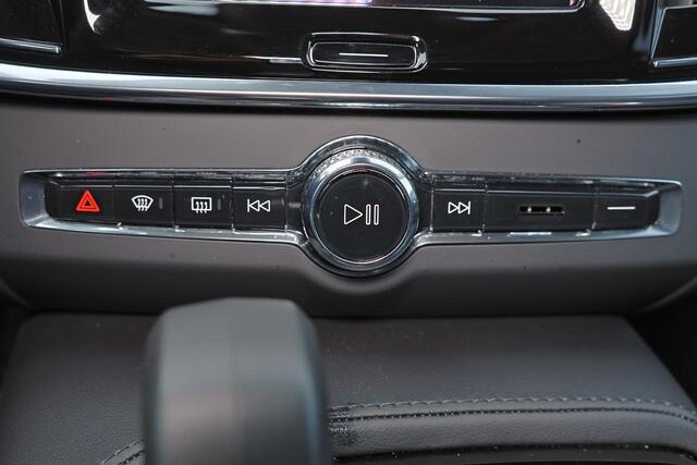 Volvo V90 T6 Recharge AWD Plus Bright - Luchtvering - IntelliSafe Assist & Surround - 360º Camera - Harman/Kardon audio - Adaptieve LED koplampen - Verwarmde voorstoelen, stuur & achterbank - Parkeersensoren voor & achter - Elektr. bedienb. voorstoelen met geheugen