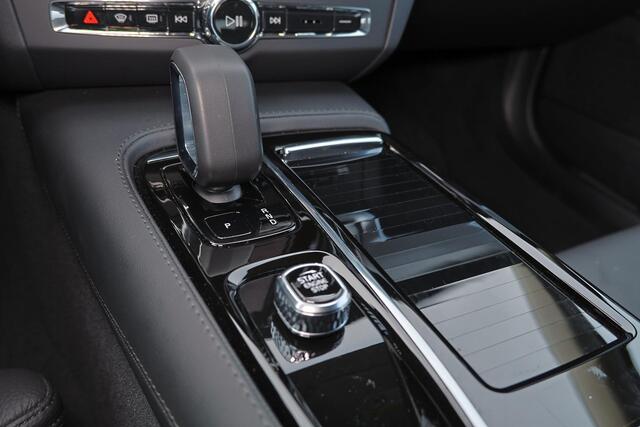 Volvo V90 T6 Recharge AWD Plus Bright - Luchtvering - IntelliSafe Assist & Surround - 360º Camera - Harman/Kardon audio - Adaptieve LED koplampen - Verwarmde voorstoelen, stuur & achterbank - Parkeersensoren voor & achter - Elektr. bedienb. voorstoelen met geheugen