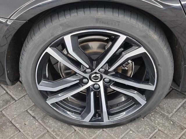 Volvo V90 2.0 T8 Plug-in hybrid AWD Ultimate Dark | Luchtvering | Harman/Kardon | Massage | Stoel Verwarming-Koeling | Trekhaak | Schuif/Kantel Panoramadak | Memory |