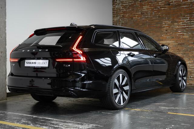 Volvo V90 T6 Automaat Plug-in hybrid AWD Ultra Dark | Panoramadak | Semi elektrische wegklapbare trekhaak | Premium audio by Harman Kardon | 360° parkeercamera | Verwarmbare voorstoelen, achterbank en stuurwiel | Gelamineerde zijruiten | Head-up display |