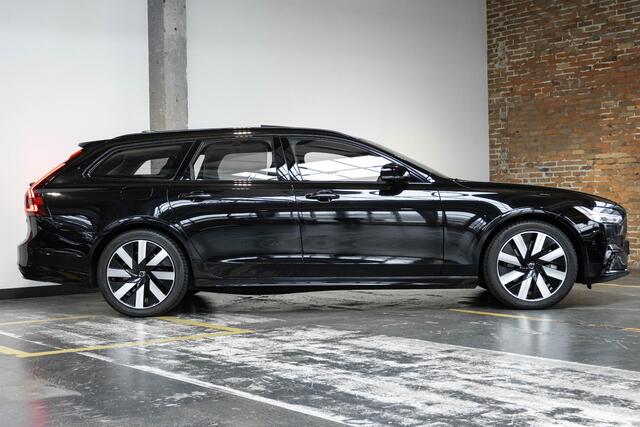 Volvo V90 T6 Automaat Plug-in hybrid AWD Ultra Dark | Panoramadak | Semi elektrische wegklapbare trekhaak | Premium audio by Harman Kardon | 360° parkeercamera | Verwarmbare voorstoelen, achterbank en stuurwiel | Gelamineerde zijruiten | Head-up display |
